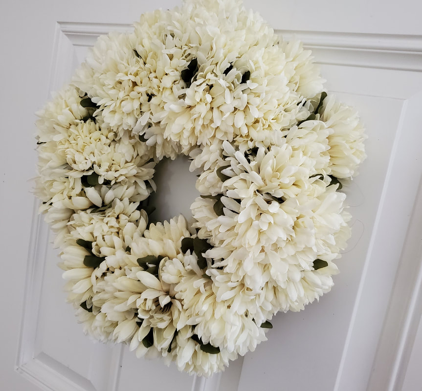 Crafty Rice tutorial for making a simple wreath using only three supplies. No need to buy a pre-made wire wreath frame. This beautiful floral wreath is easy when you follow these step by step instructions. 
